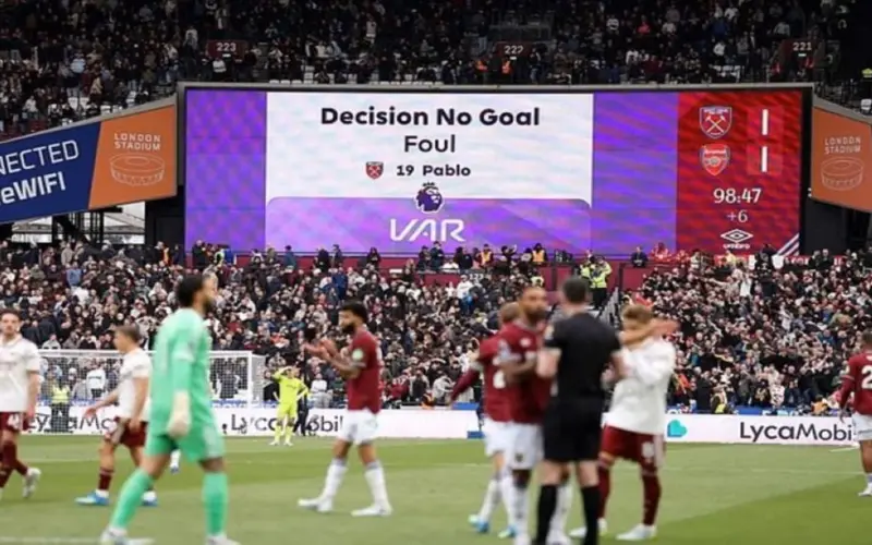 جماهير الدوري الإنجليزي تتمسك بـ «الفار»